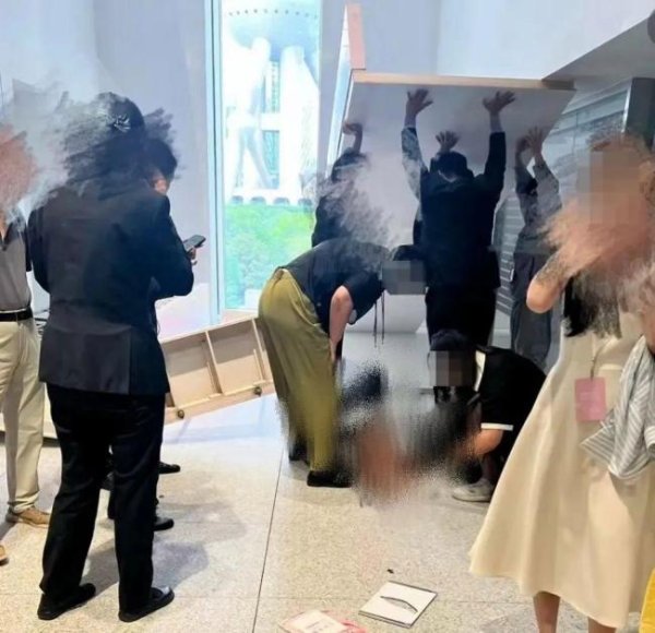 万光证券 美术馆回应拍照打卡区倒塌 现场观众轻微受伤