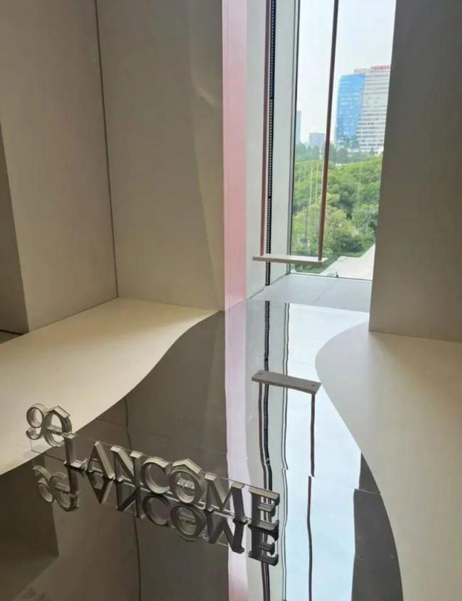 美术馆回应拍照打卡区倒塌 现场观众轻微受伤