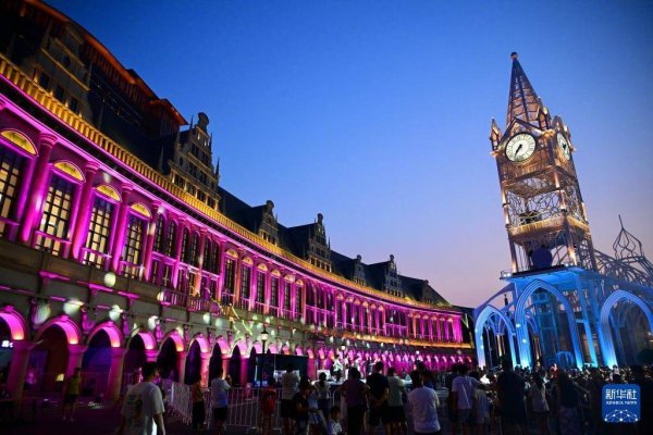 配资坊 山东青岛：璀璨光影 缤纷夏夜