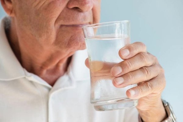 融易富配资 调查发现：起床后大量喝水，几个月后身体或有5大变化